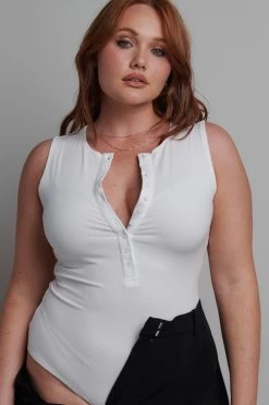 Aurora Bodysuit White -Chic Boutique Shop 20230102 BayseBrand Ecommerce 016140071 1680x 97f0cb9d 3d8f 49fc a407 ca3855d61b94