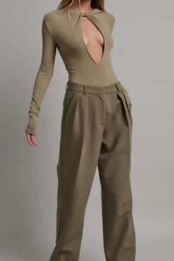 Orian Bodysuit Pale Khaki 8 Orian Bodysuit Pale Khaki -Chic Boutique Shop 20230414 MartenAscenzo BayseBrand Ecommerce 018 20230414 MartenAscenzo BayseBrand Ecommerce 018154311 Edit