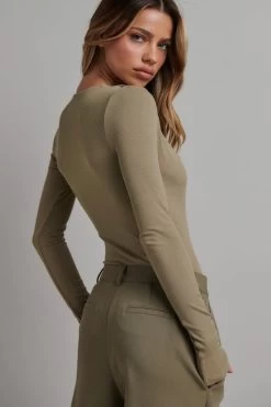 Orian Bodysuit Pale Khaki 9 Orian Bodysuit Pale Khaki -Chic Boutique Shop 20230414 MartenAscenzo BayseBrand Ecommerce 018 20230414 MartenAscenzo BayseBrand Ecommerce 018154353 Edit