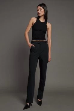 Wayward Tank Black 11 Wayward Tank Black -Chic Boutique Shop 20230615 MartenAscenzo BayseBrand Ecommerce 020 20230615 MartenAscenzo BayseBrand Ecommerce 020168226